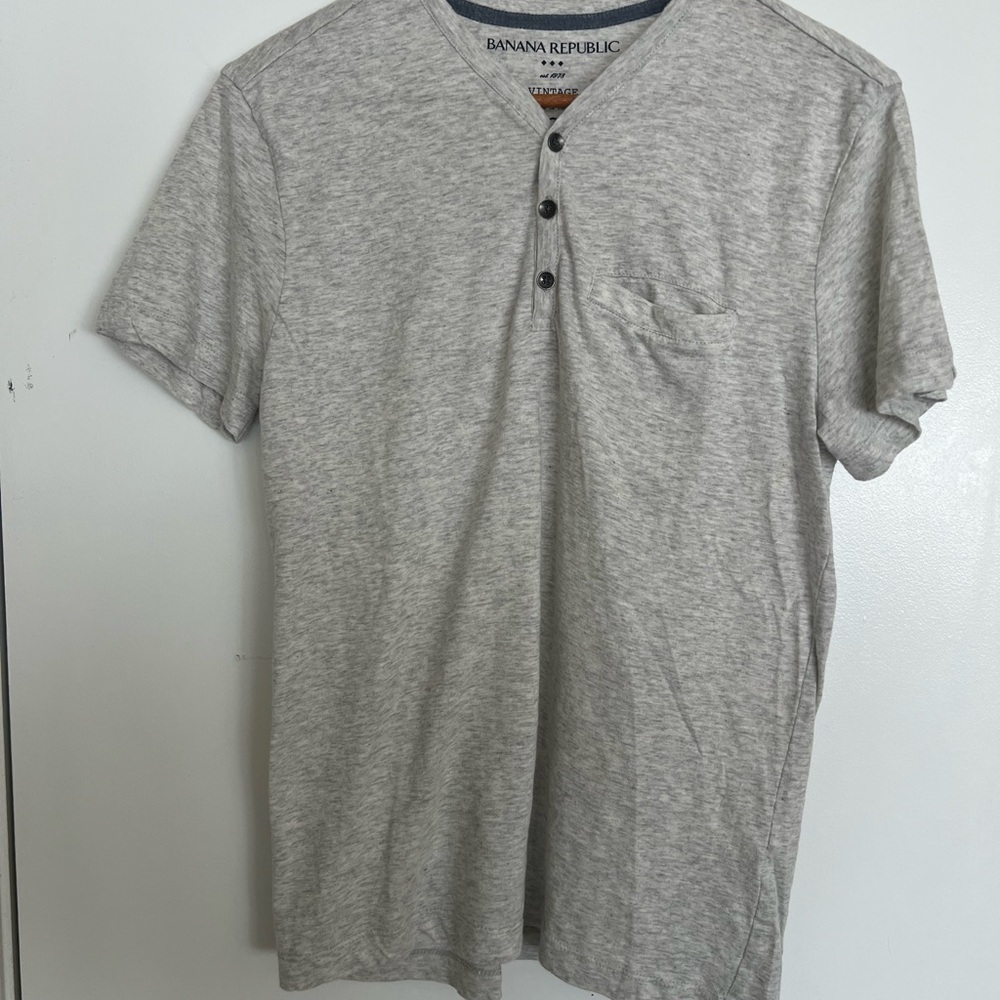 Banana Republic Light Heather Gray Henley Men’s Size Small Metal buttons NWOT